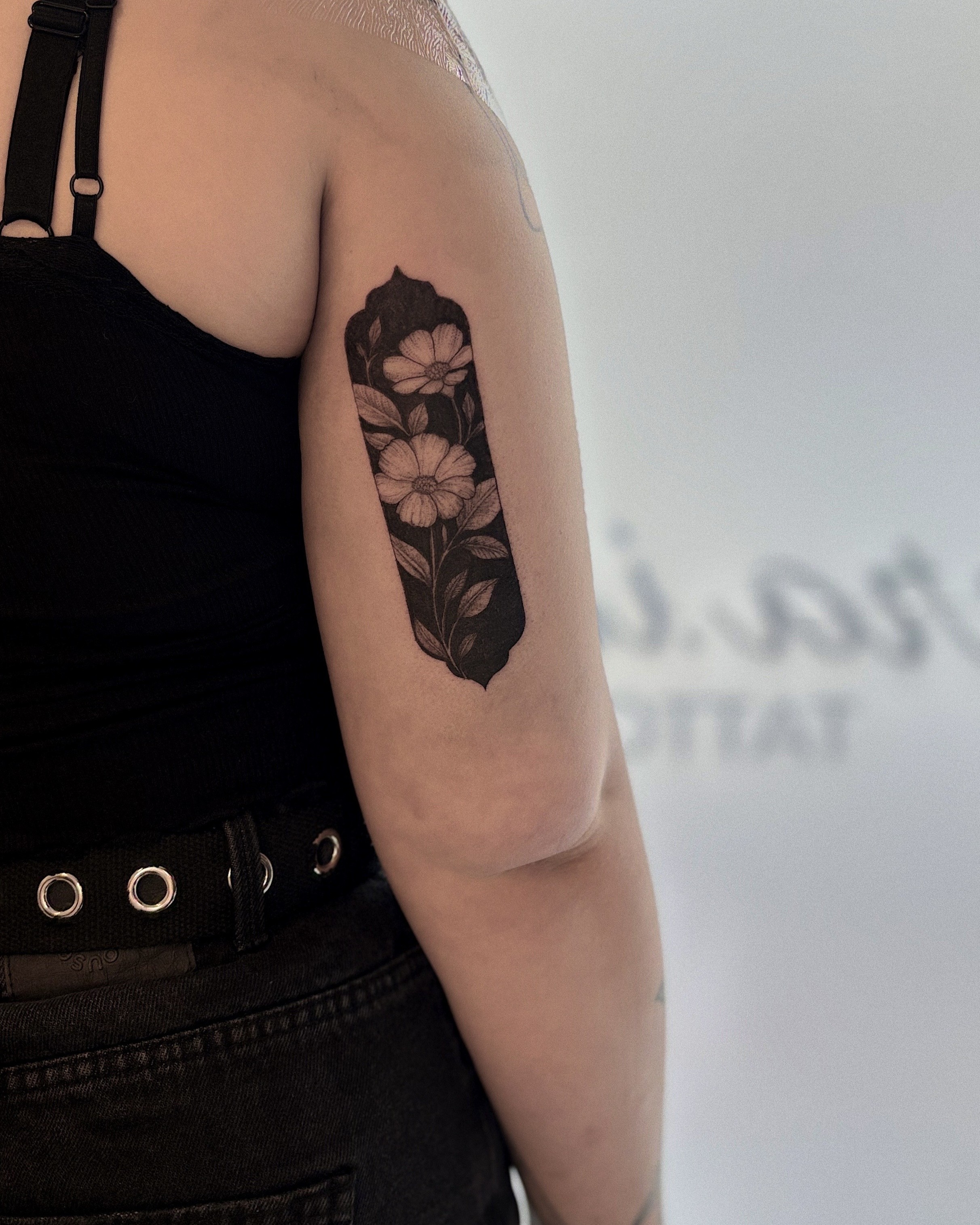 Musta-harmaa tatuointi koristeellisella kehyksellä