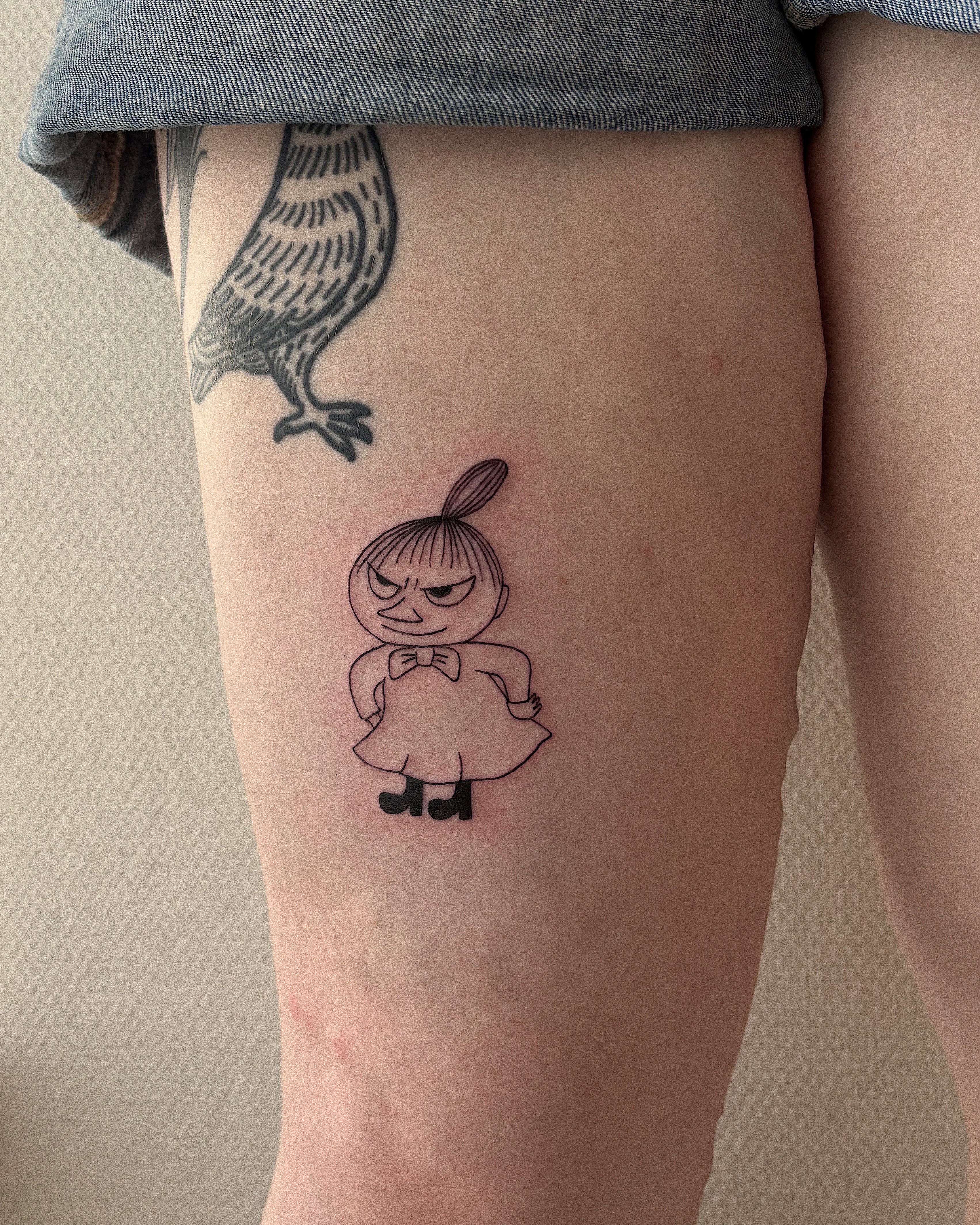 Musta-harmaa Pikku Myy -tatuointi, Muumi-hahmo